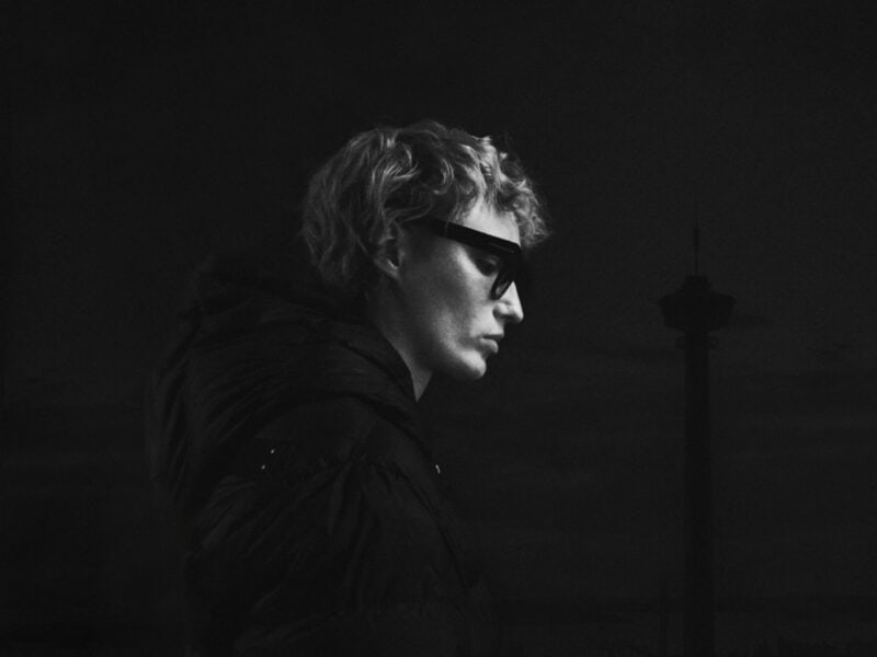 Read more about the article Isac Elliot – ‘Sinfoniaa’